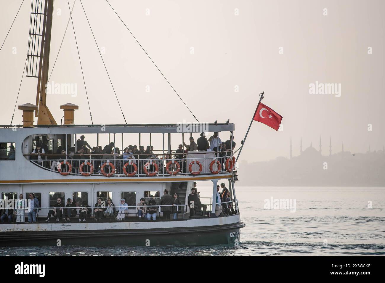Un ferry de la ville plein de passagers a été vu approcher de l'embarcadère de Kadikoy. Le débordement de poussière du désert a touché une grande partie de la Turquie, y compris Istanbul où une diminution de la visibilité et une diminution de la qualité de l'air ont été observées. Banque D'Images