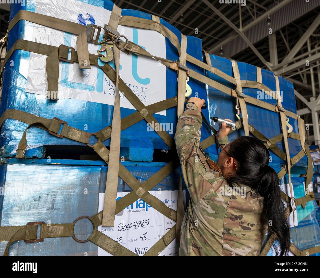 Homestead, États-Unis. 26 avril 2024. Les capitaines de chargement de l'US Air Force sécurisent les palettes d'aide humanitaire et de fournitures médicales pour Haïti avant de charger dans la soute un avion C-130J Super Hercules de l'Air Force à la base de réserve aérienne de Homestead, le 26 avril 2024, à Homestead, en Floride. Les fournitures d'urgence fournies par les ONG ont été livrées à Port-au-Prince. Crédit : TSGT. Lionel Castellano/US Airforce photo/Alamy Live News Banque D'Images