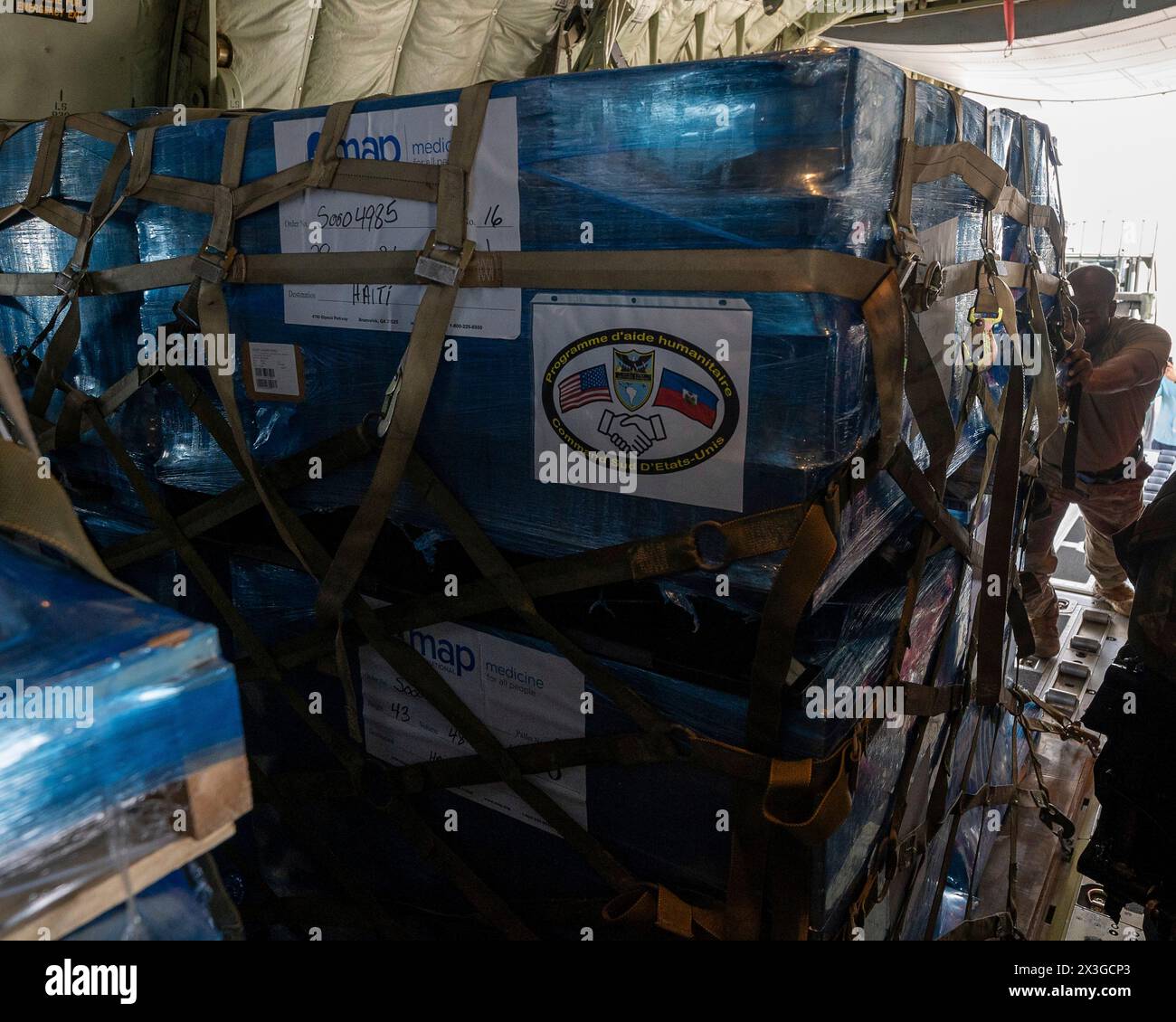 Homestead, États-Unis. 26 avril 2024. Les capitaines de chargement de l'US Air Force sécurisent les palettes d'aide humanitaire et de fournitures médicales pour Haïti avant de charger dans la soute un avion C-130J Super Hercules de l'Air Force à la base de réserve aérienne de Homestead, le 26 avril 2024, à Homestead, en Floride. Les fournitures d'urgence fournies par les ONG ont été livrées à Port-au-Prince. Crédit : TSGT. Lionel Castellano/US Airforce photo/Alamy Live News Banque D'Images