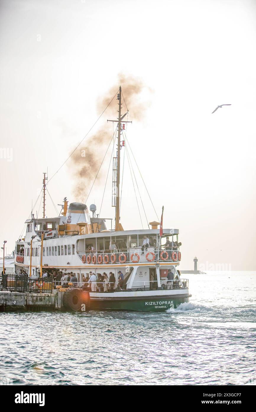 Un ferry de la ville plein de passagers a été vu approcher de l'embarcadère de Kadikoy. Le débordement de poussière du désert a touché une grande partie de la Turquie, y compris Istanbul où une diminution de la visibilité et une diminution de la qualité de l'air ont été observées. Banque D'Images