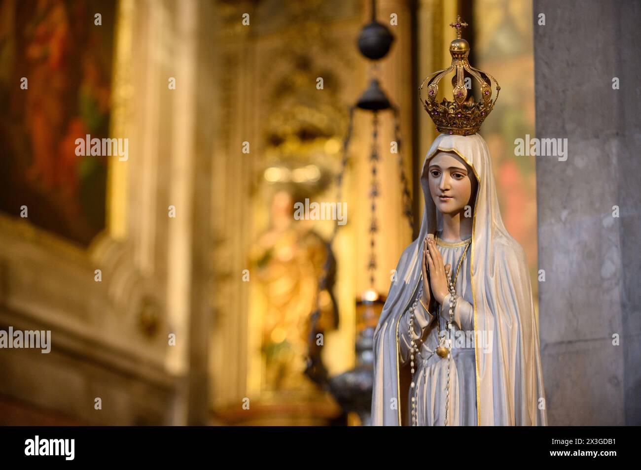 Statue de notre-Dame de Fatima. Igreja da Madalena [Église catholique Sainte-Marie-Madalena], Lisbonne, Portugal. Banque D'Images
