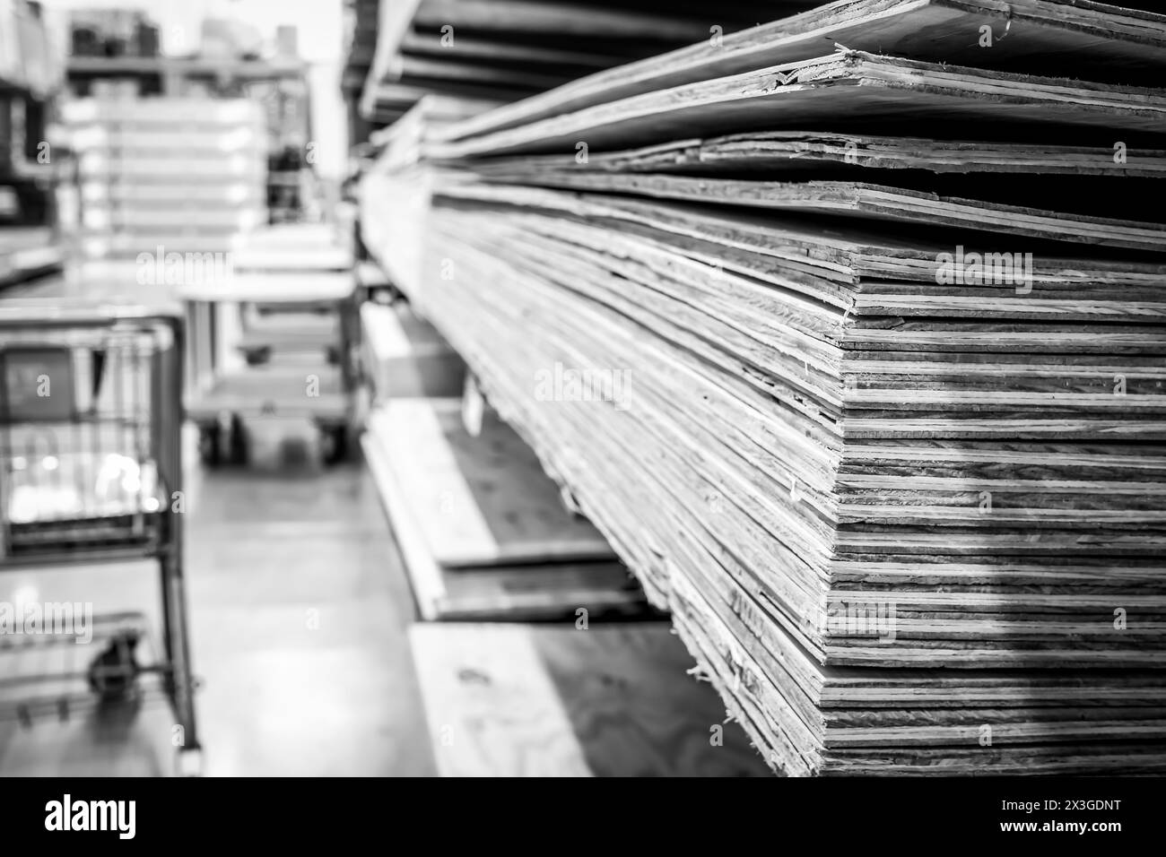 Accent sélectif sur le bord d'angle du contreplaqué empilé dans une quincaillerie Lumberyard. Banque D'Images