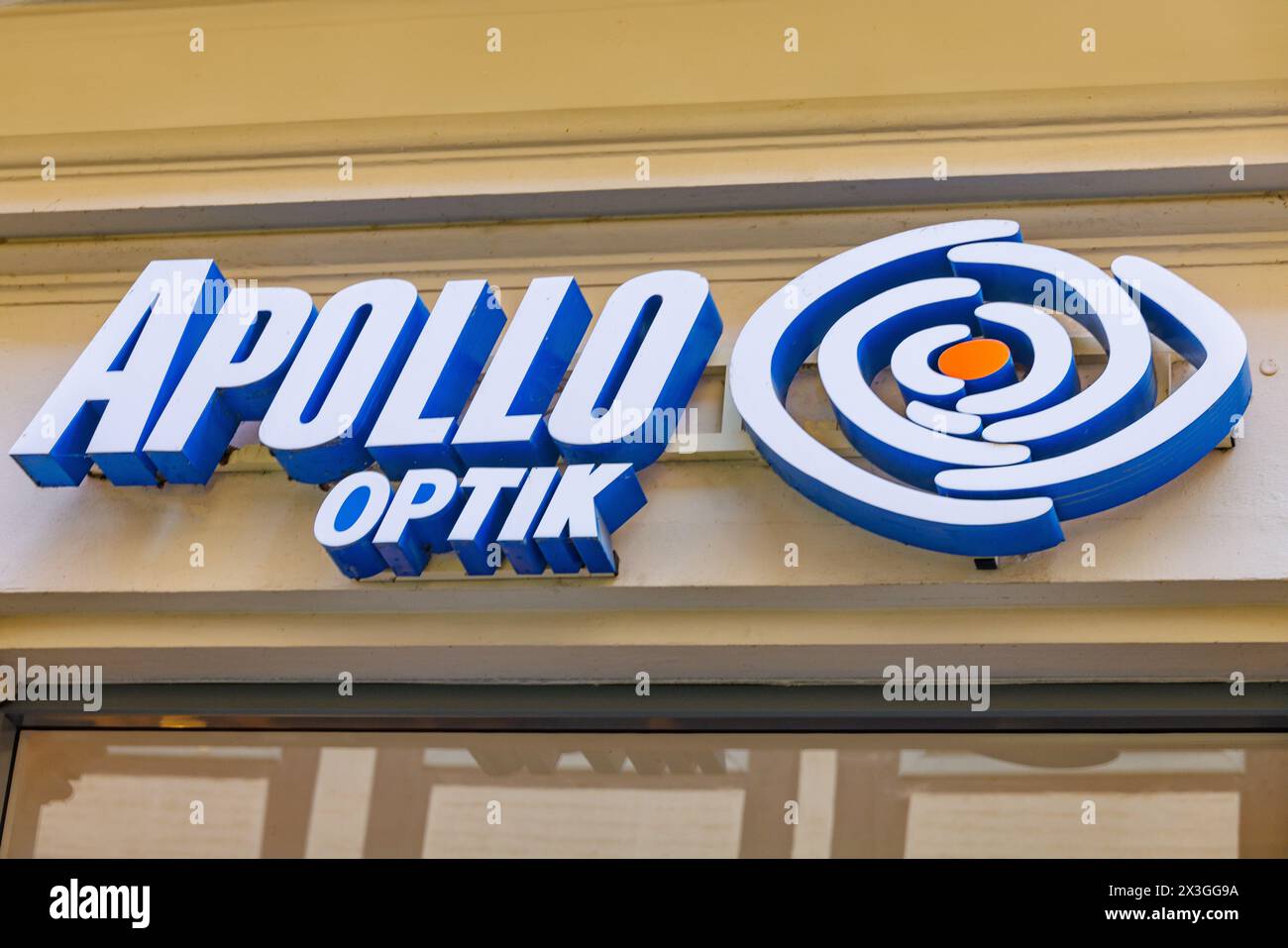 QUEDLINBURG, ALLEMAGNE - 6 septembre 2023 : logo APOLLO OPTIK sur une façade à Quedlinburg. APOLLO - Optik est une société allemande d'optique spécialisée dans le retai Banque D'Images