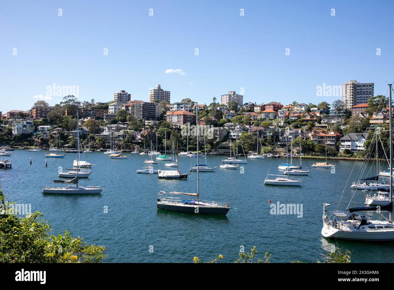 Mosman Bay sur la rive nord inférieure de Sydney, baie portuaire avec des bateaux et yachts amarrés dans la baie, Sydney, Nouvelle-Galles du Sud, Australie Banque D'Images