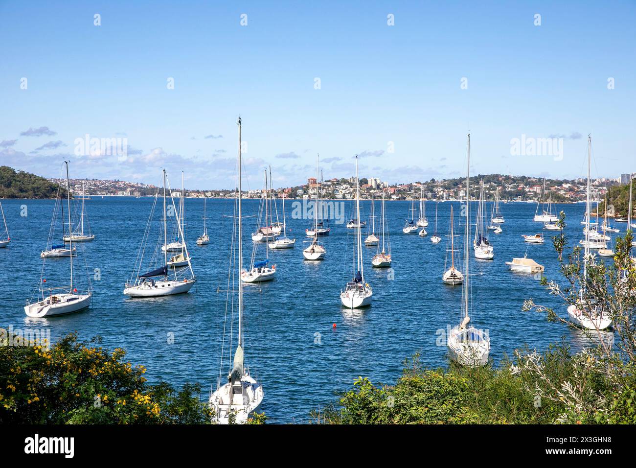 Mosman Bay sur la rive nord inférieure de Sydney, baie portuaire avec des bateaux et yachts amarrés dans la baie, Sydney, Nouvelle-Galles du Sud, Australie Banque D'Images