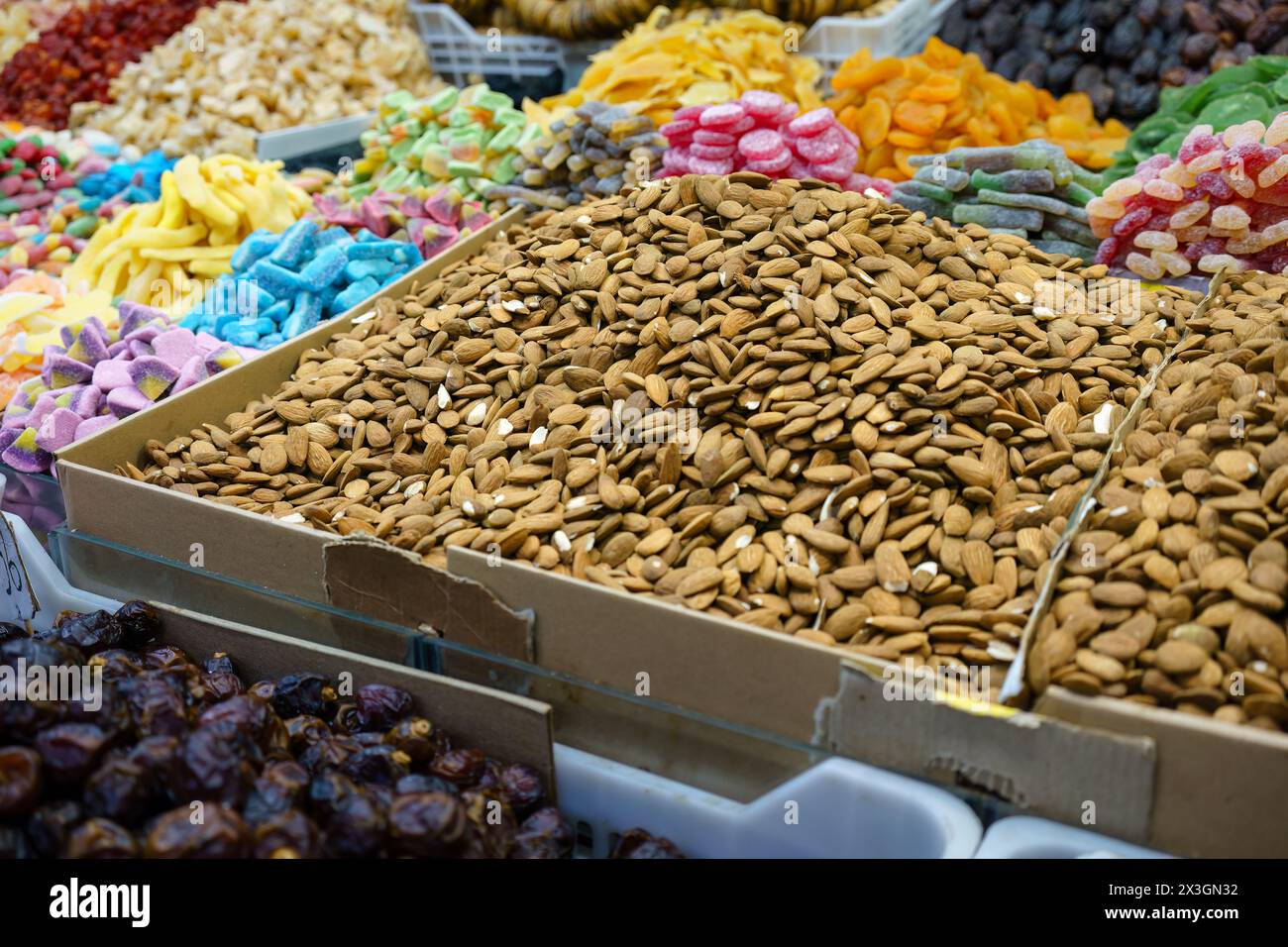 Gros plan d'amandes, de fruits secs et de divers bonbons à vendre sur un marché de Tanger, au Maroc. Banque D'Images