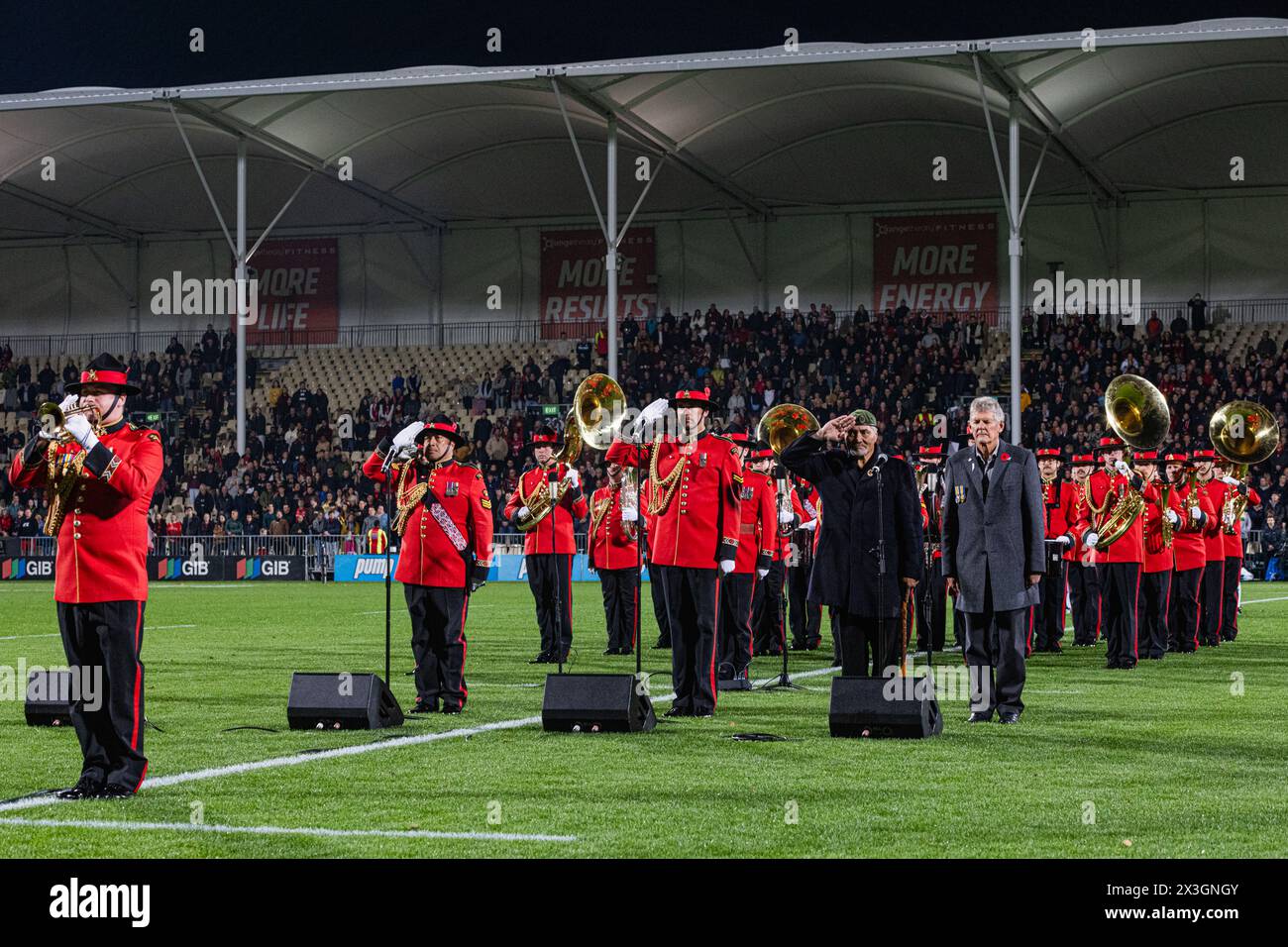 CHRISTCHURCH, NOUVELLE-ZÉLANDE - AVRIL 26 : L'état-major de la Force de défense néo-zélandaise dirige les formalités de l'ANZAC avant le match de Super Rugby Pacific entre les Crusaders et les Melbourne Rebels au stade Allianz le 26 avril 2024 à Christchurch, en Nouvelle-Zélande. Photo de James Foy. Banque D'Images