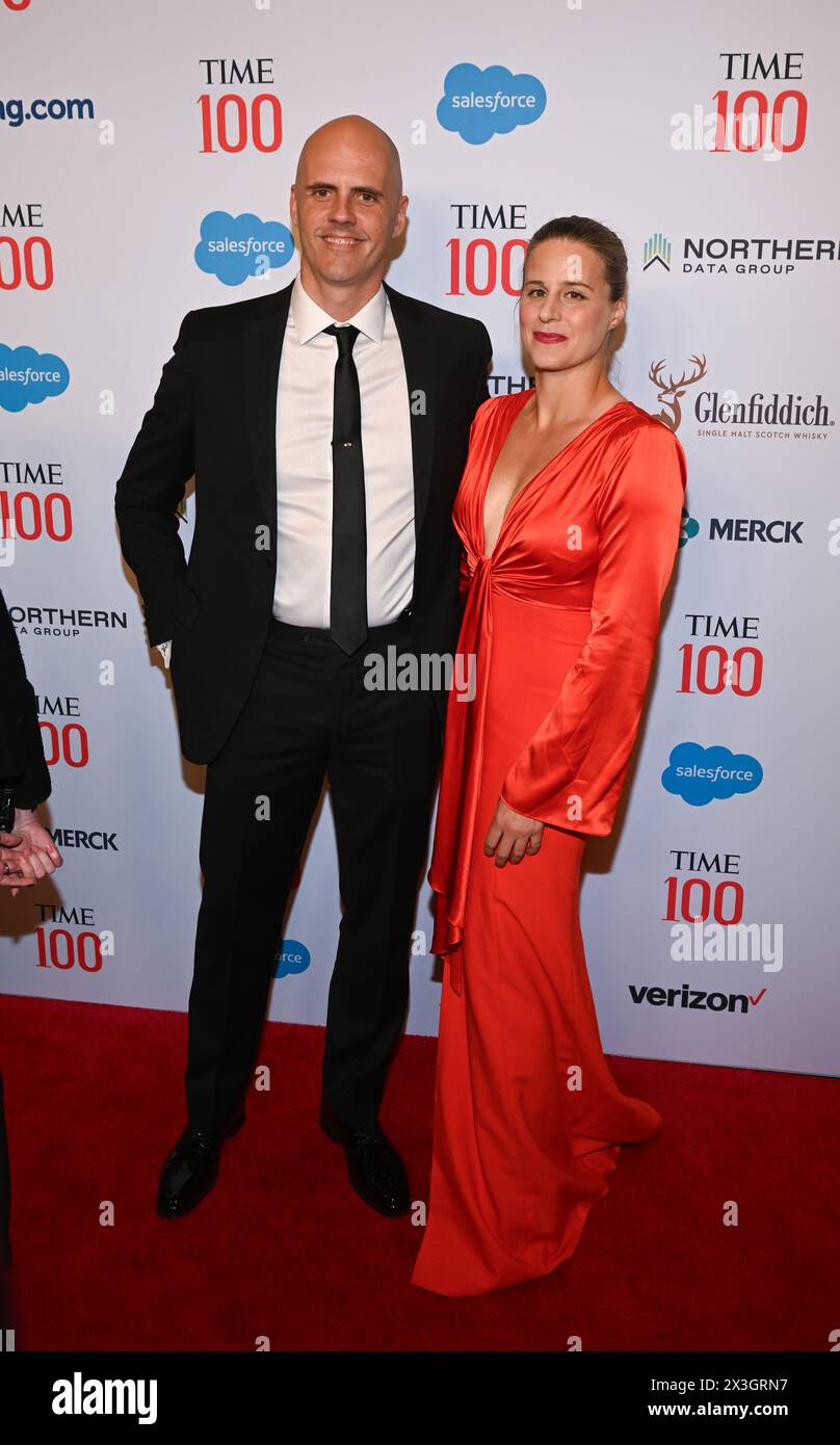 NEW YORK, NEW YORK - AVRIL 25 : Clay Kallman (l) et Lauren Groff assistent au Gala Time100 2024 au Jazz at Lincoln Center le 25 avril 2024 à New York. Photo : Jeremy Smith/imageSPACE Banque D'Images