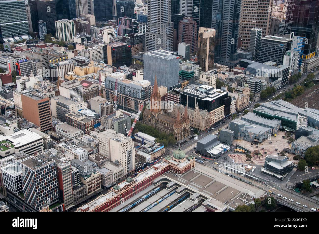 Vue sur la ville de Melbourne depuis la tour Eureka sur Southbank, vue vers le nord-est sur la cathédrale St Paul, la gare de Flinders Street et Federation Square Banque D'Images
