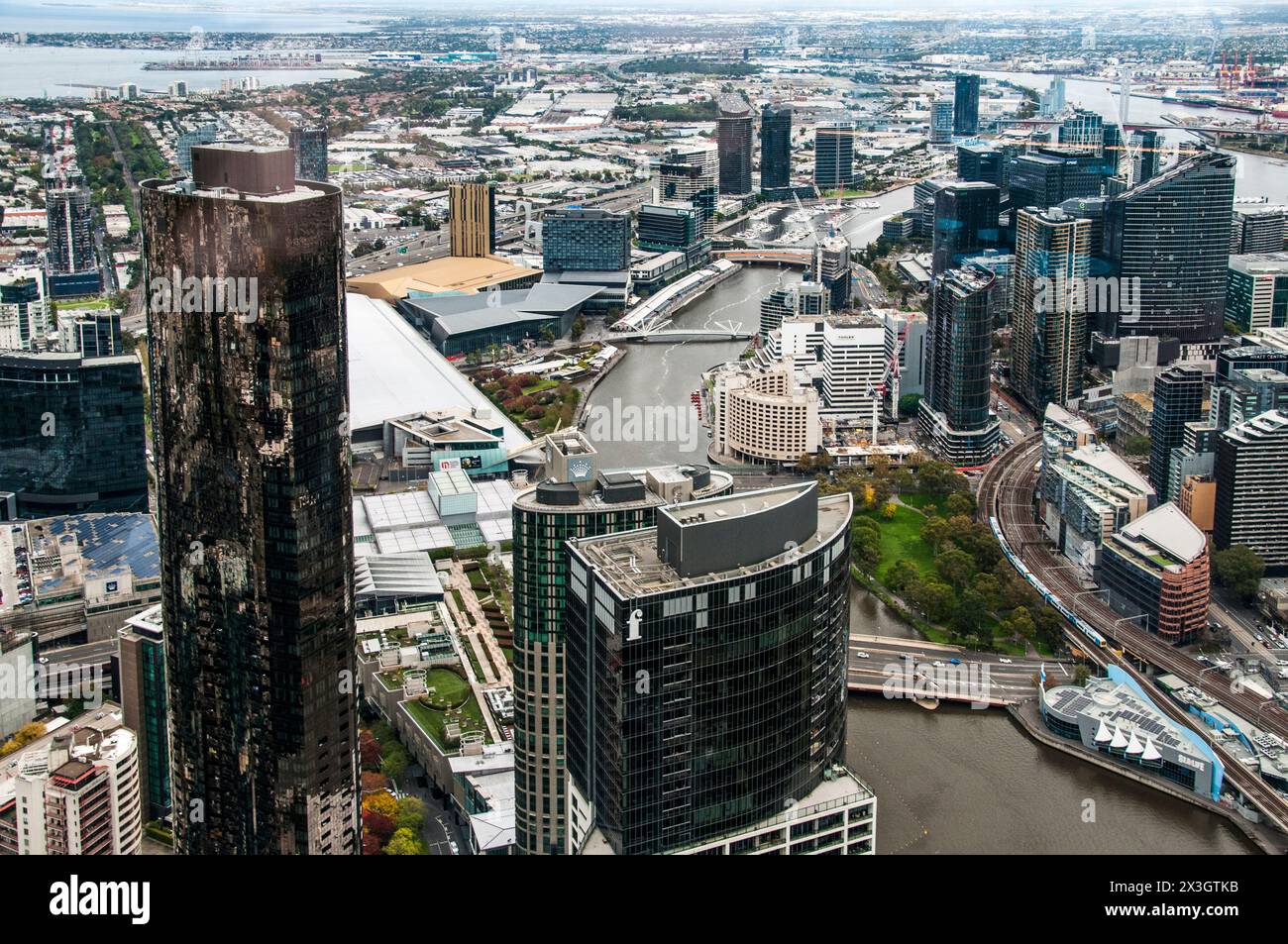 Vue sur la ville de Melbourne depuis la tour Eureka sur Southbank, vers l'ouest à travers les Docklands jusqu'à l'embouchure de la Yarra sur Port Phillip Bay Banque D'Images
