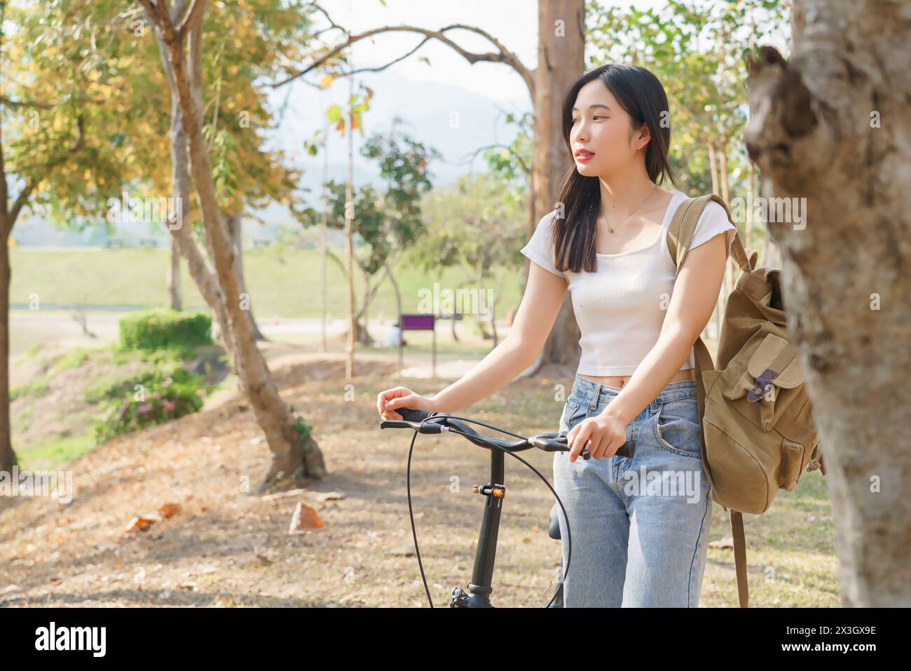 Jeunes femmes asiatiques avec sac à dos ayant le bonheur et appréciant de marcher avec le vélo tout en se relaxant avec voyage voyage voyage pour un mode de vie sain Banque D'Images