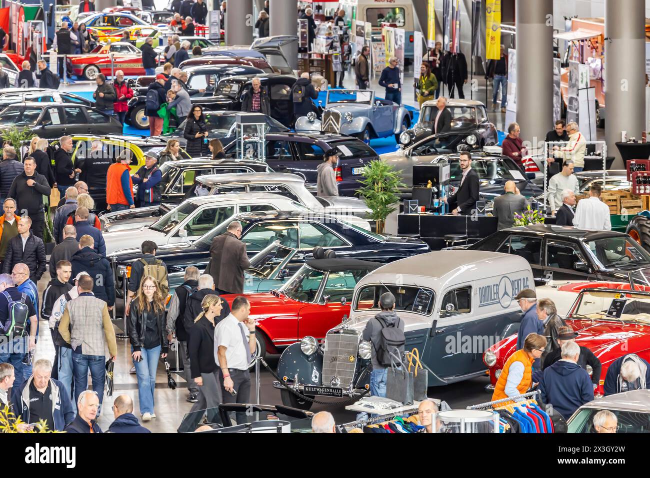 Retro Classics Stuttgart ouvre ses portes. Selon les organisateurs, le salon est le plus grand salon professionnel au monde consacré à la culture de la conduite. Le Banque D'Images