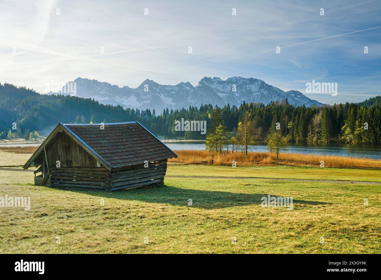 Cabane à Geroldsee ou Wagenbruechsee, lumière du matin, Kruen près de Mittenwald, Karwendel, Werdenfelser Land, haute Bavière, Bavière, Allemagne Banque D'Images
