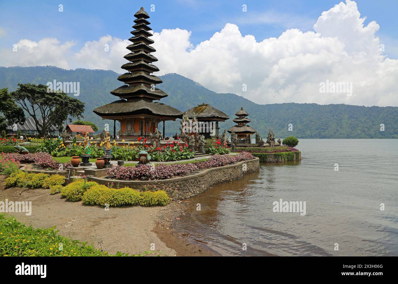 Temple sur le lac - Pura Ulun Dana Bratan, Bali, Indonésie Banque D'Images