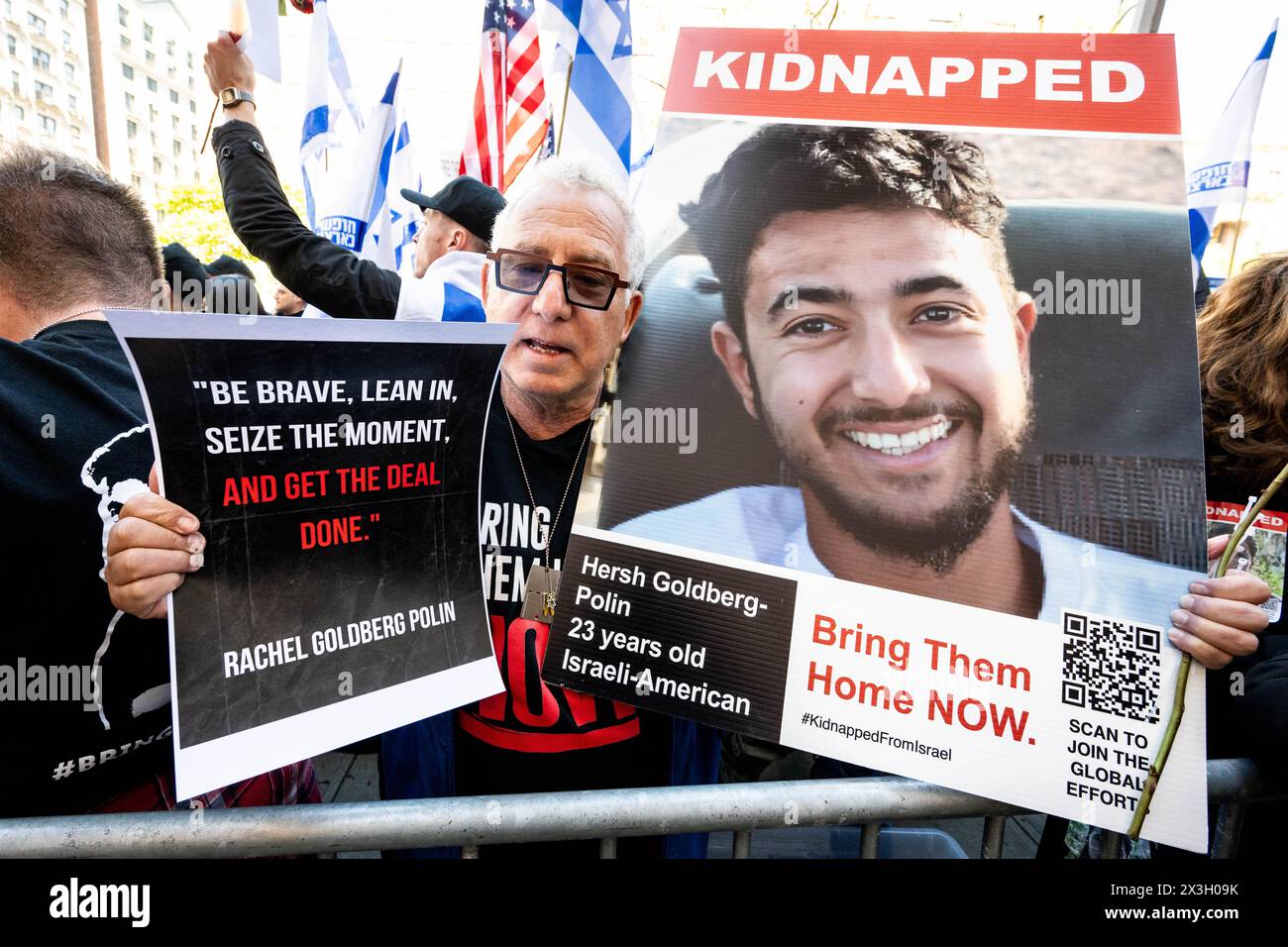 New York, États-Unis. 26 avril 2024. Homme tenant des pancartes sur les otages détenus par le Hamas à Gaza (y compris Hersh Goldberg-Polin) lors d'un rassemblement pour la libération des otages détenus par le Hamas à Gaza, alors qu'il se tenait devant l'Université Columbia à New York. Crédit : SOPA images Limited/Alamy Live News Banque D'Images