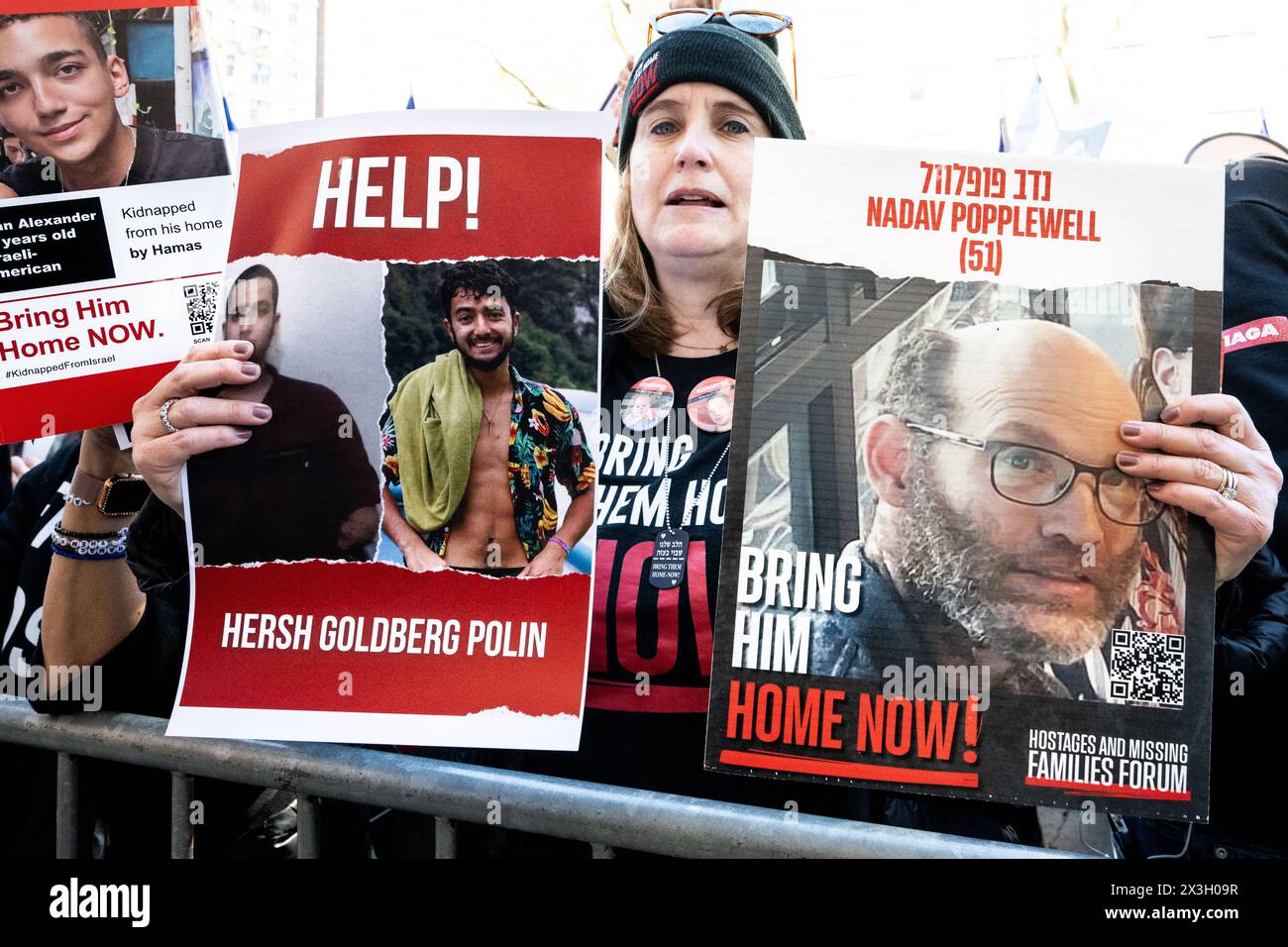 New York, États-Unis. 26 avril 2024. Femme pliant des pancartes sur les otages détenus par le Hamas (y compris Hersh Goldberg-Polin) lors d'un rassemblement pour la libération des otages détenus par le Hamas à Gaza, alors qu'elle se tenait devant l'Université Columbia à New York. Crédit : SOPA images Limited/Alamy Live News Banque D'Images