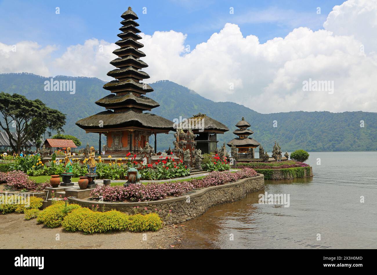 Pura Batan sur le lac - Pura Ulun Dana Bratan, Bali, Indonésie Banque D'Images