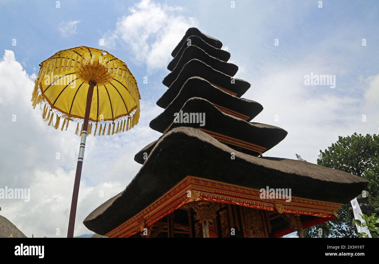 Le parapluie et le temple - Pura Bratan, Bali Banque D'Images