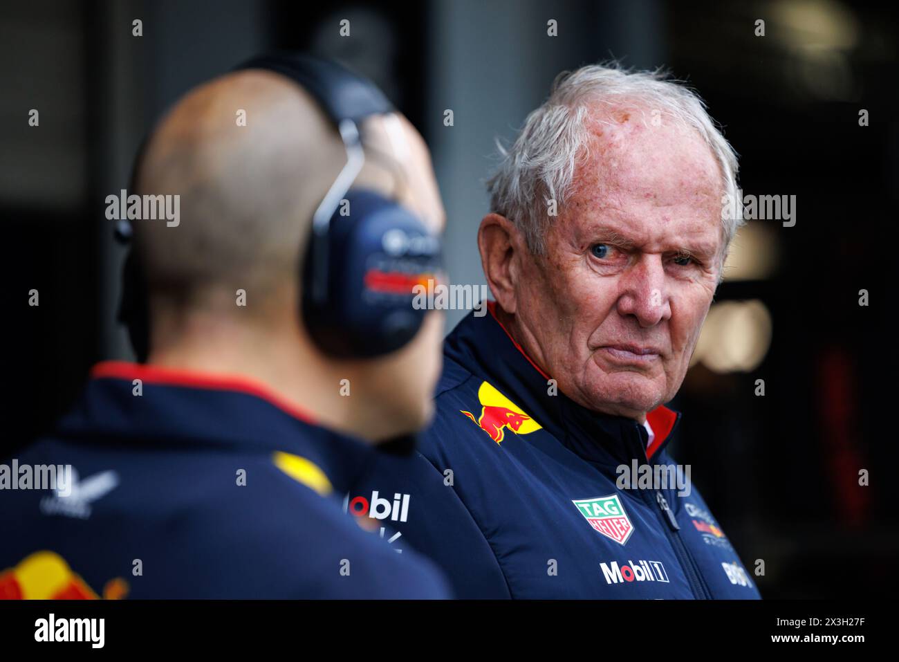 Circuit de Suzuka, 5 avril 2024 : Dr Helmut Marko, directeur de Red Bull F1 et responsable du programme de développement des pilotes Red Bull et Gianpiero Lambiase, Ra Banque D'Images