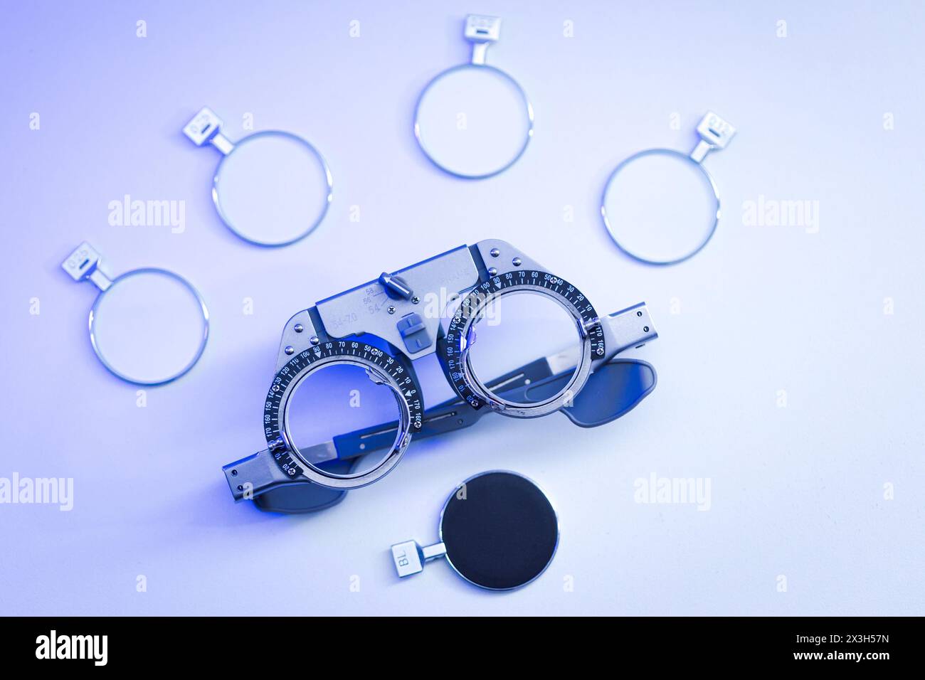 Monture de test oculaire pour opticien avec de nombreuses lentilles d'essai différentes pour la protection oculaire Banque D'Images