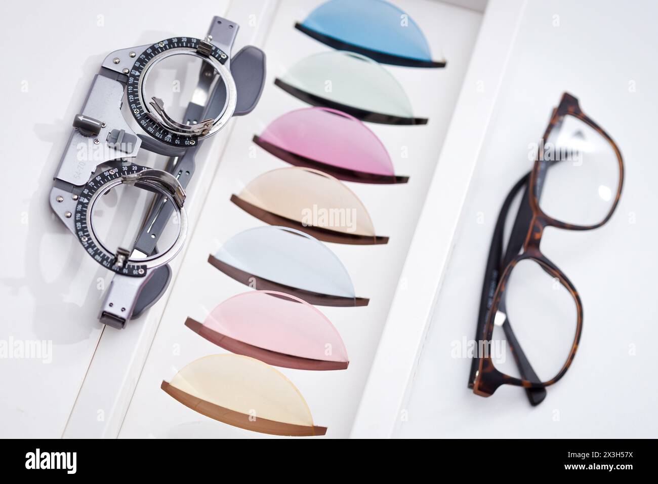 Monture de lunettes de vision et monture de test oculaire près de nombreuses lentilles ophtalmologiques colorées pour la protection des yeux Banque D'Images