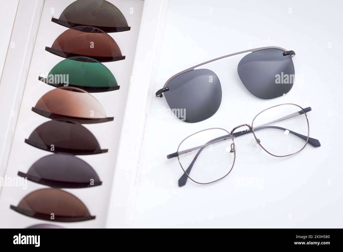 Monture de lunettes de vision près de nombreuses lentilles ophtalmologiques colorées pour la protection contre les rayons solaires Banque D'Images