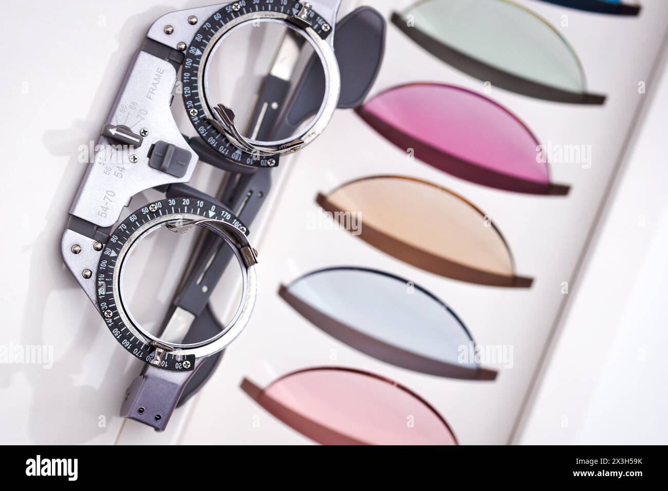Monture d'essai oculaire pour opticien avec de nombreuses lentilles d'essai colorées différentes pour protéger les yeux Banque D'Images