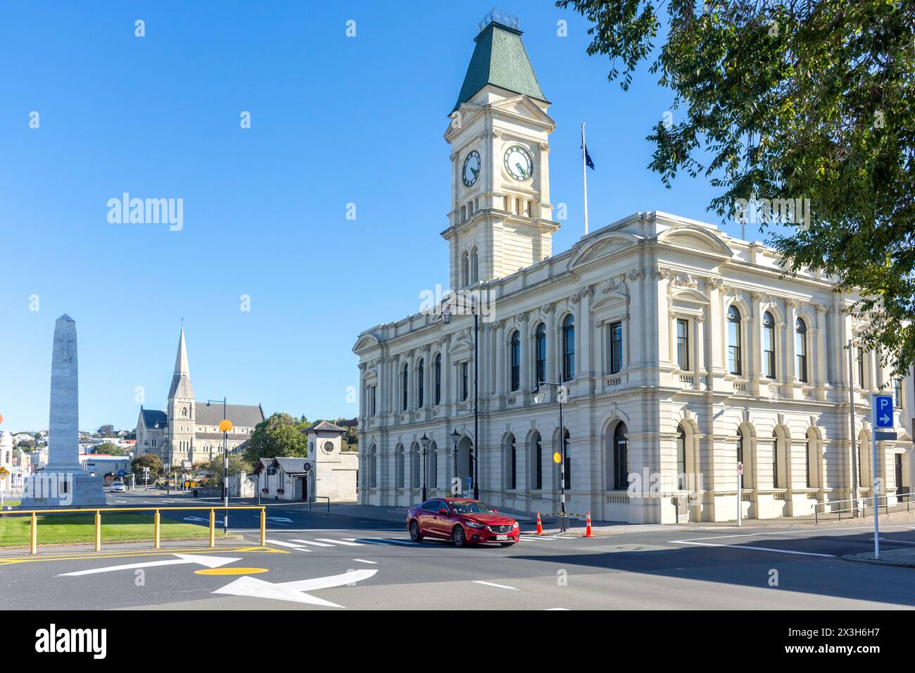 Waitaki District Council Building et St Luke's Anglican Church, Thames Street, Oamaru, Otago, South Island, nouvelle-Zélande Banque D'Images