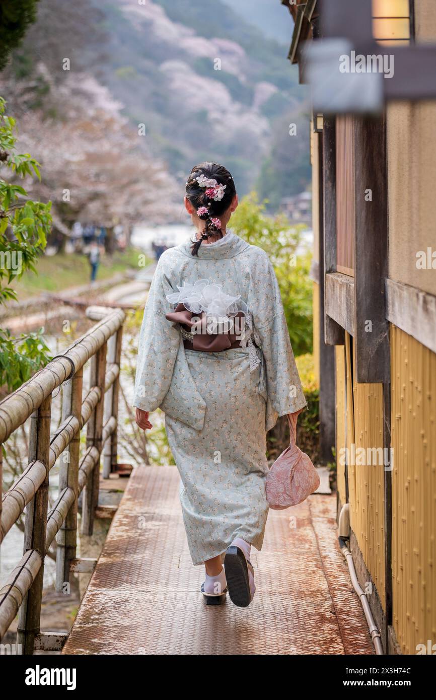 Photographie japonaise de portrait kimono vue arrière. Kyoto, Japon. Fond traditionnel japonais. Banque D'Images