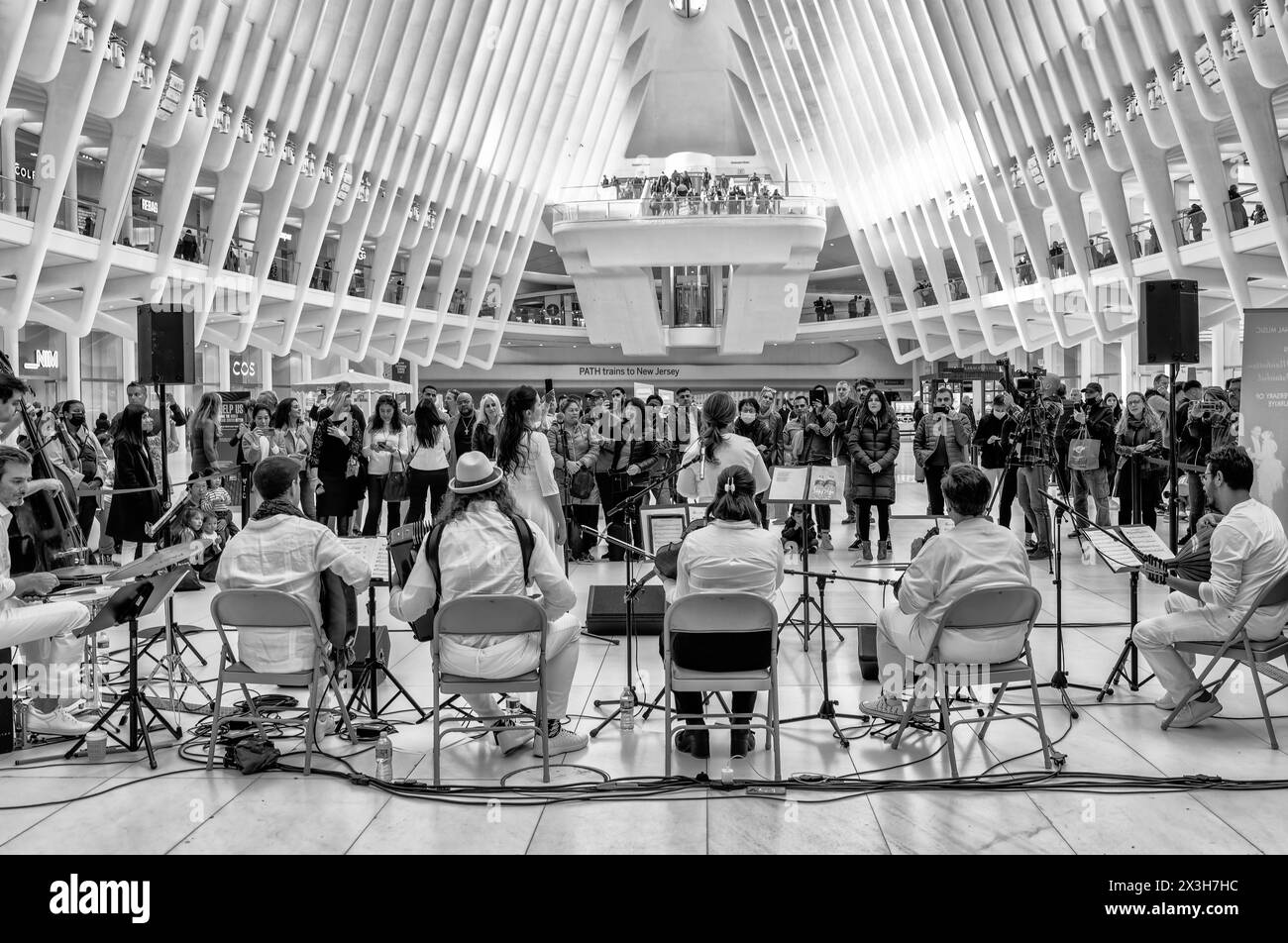 Concert au World Trade Centre Transportation Hub une gare ferroviaire terminale connue sous le nom d'Oculus, a conçu Santiago Calatrava, Lower Manhattan, New York Banque D'Images