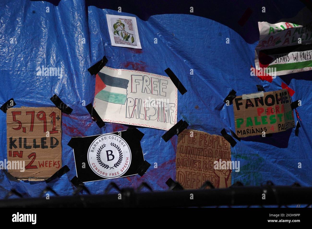 New York, États-Unis. 25 avril 2024. Panneaux sur la tente de nourriture et d'approvisionnement du camp d'étudiants pro-palestiniens pour protester contre la guerre israélienne à Gaza et en Cisjordanie, à l'université Columbia. Crédit : SOPA images Limited/Alamy Live News Banque D'Images