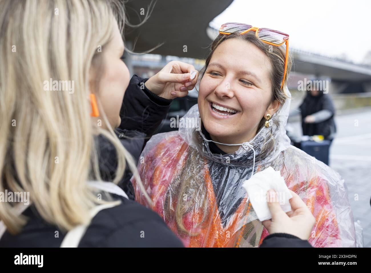 AMSTERDAM - les fêtards arrivent à la gare centrale pour célébrer la fête du Roi dans la capitale. ANP EVA PLEVIER netherlands Out - belgique Out Credit : ANP/Alamy Live News Banque D'Images