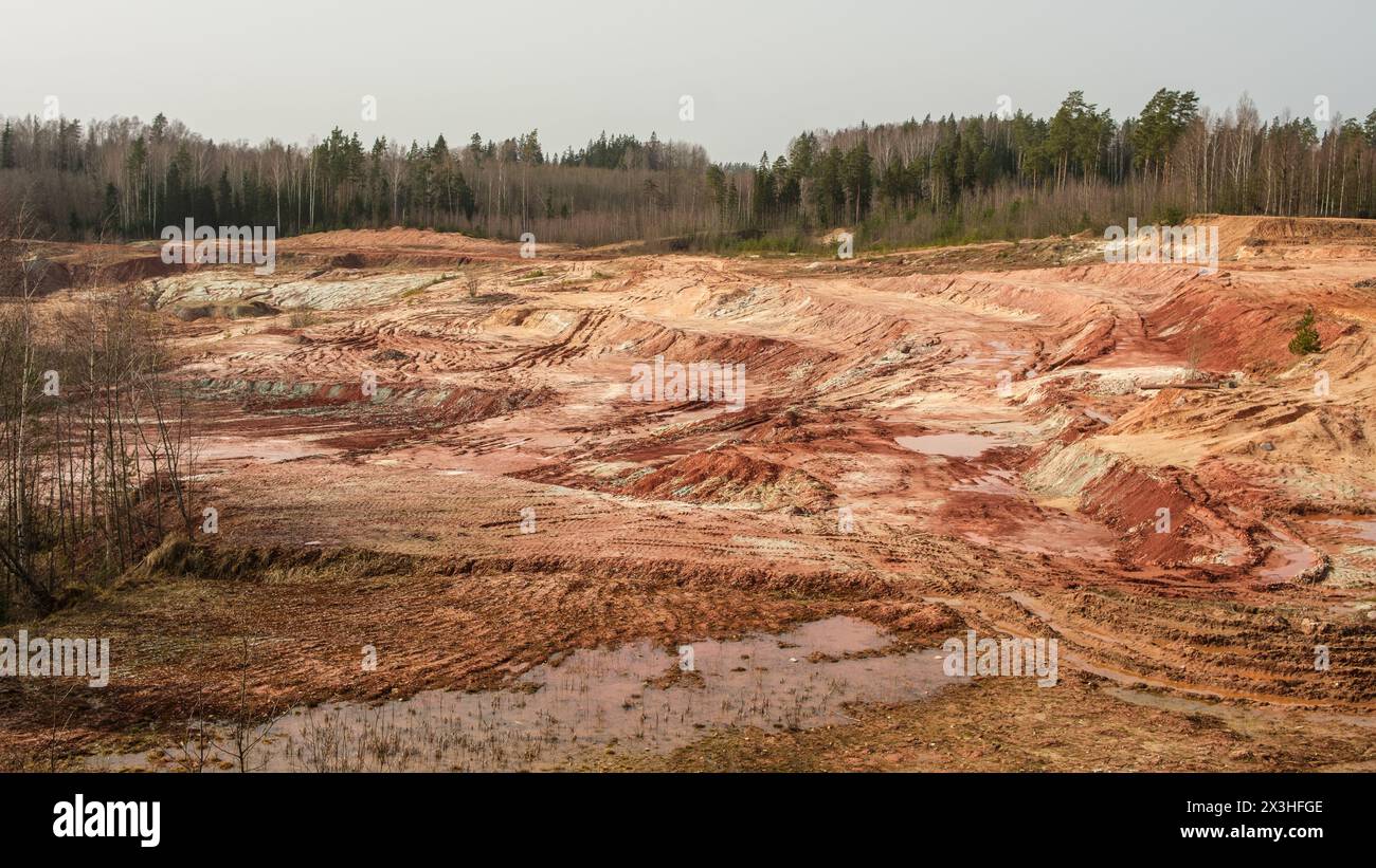 À la carrière de Lode en Lettonie, des couches de l'histoire se révèlent dans les riches teintes de l'argile, un témoignage du patrimoine géologique de la terre Banque D'Images