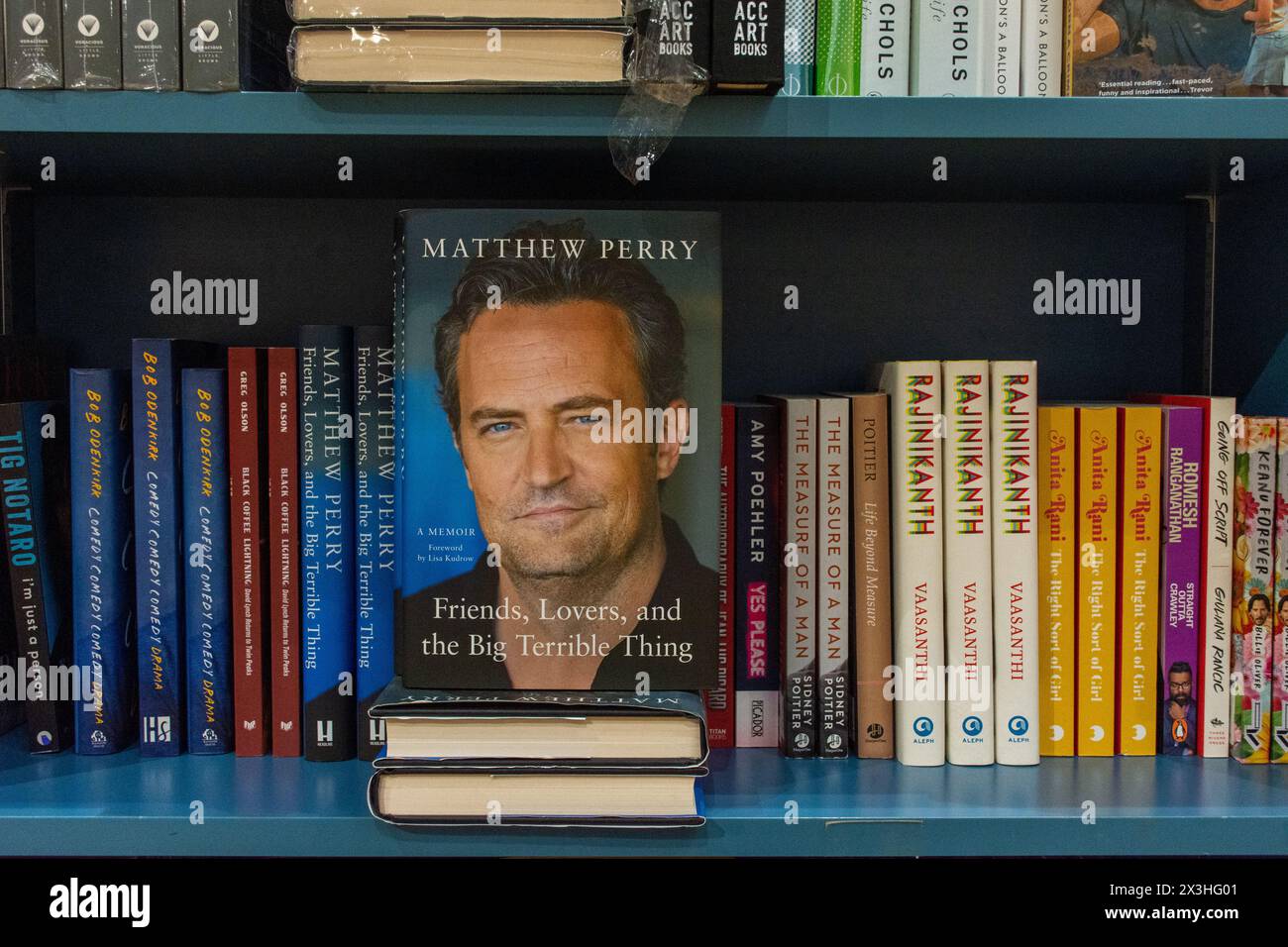 Gros plan les amis de Matthew Perry, les amoureux, et le livre Big terrible Thing sur une étagère dans la librairie. Banque D'Images