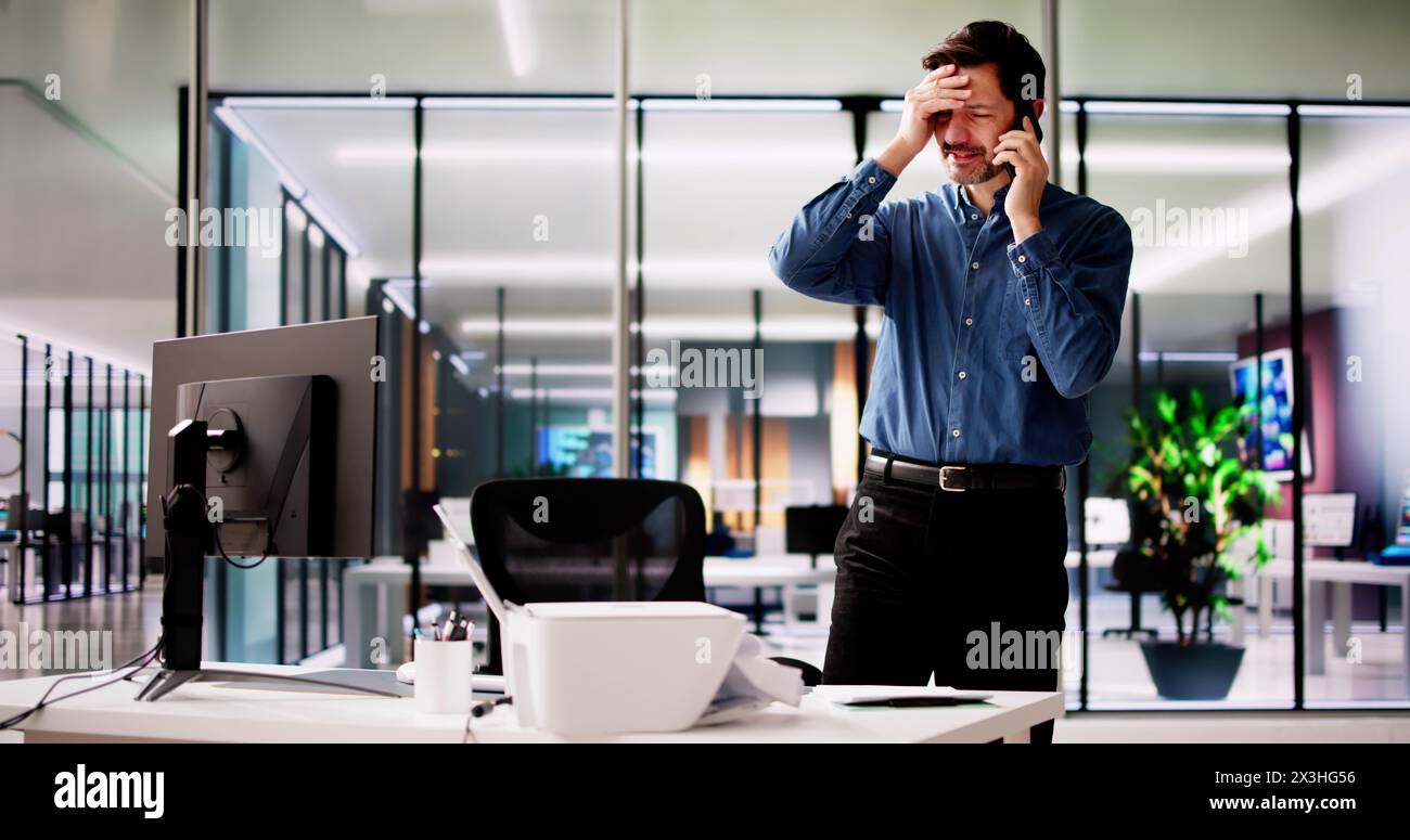 Agacé par un problème de toner de l'imprimante bureautique cassé Banque D'Images