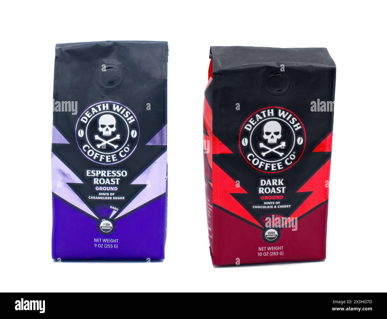 Ocala, Floride États-Unis le 9 janvier 2024 scellé sous vide lyophilisé Death Wish torréfié foncé et espresso café moulu, crâne et le logo Crossbones est Banque D'Images