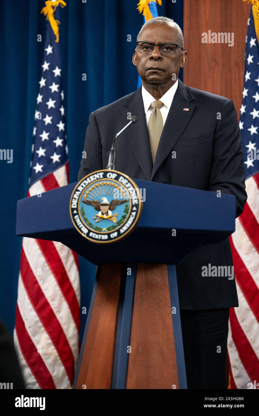 Washington, États-Unis d'Amérique. 26 avril 2024. Washington, États-Unis d'Amérique. 26 avril 2024. Le secrétaire américain à la Défense, Lloyd Austin, écoute une question lors d'une conférence de presse à la suite de la réunion du Groupe de contact pour la Défense de l'Ukraine au Pentagone, le 26 avril 2024, à Washington, D.C. Austin a annoncé un paquet d'armes de 6 milliards de dollars pour l'Ukraine. Crédit : TSGT. Jack Sanders/DOD photo/Alamy Live News Banque D'Images