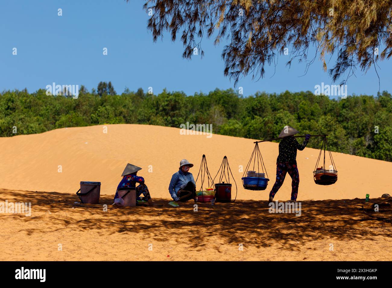 Les gens dans la Dune Rouge de Mui ne au Vietnam Banque D'Images