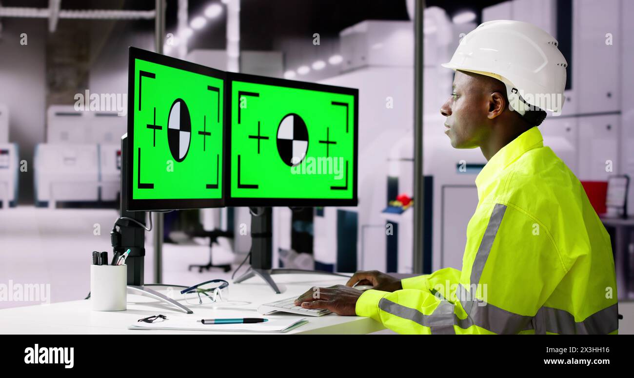 Ingénieur utilisant le moniteur PC avec écran vert dans l'usine moderne Banque D'Images Ingénieur utilisant le moniteur PC avec écran vert dans l'usine moderne Banque D'Images