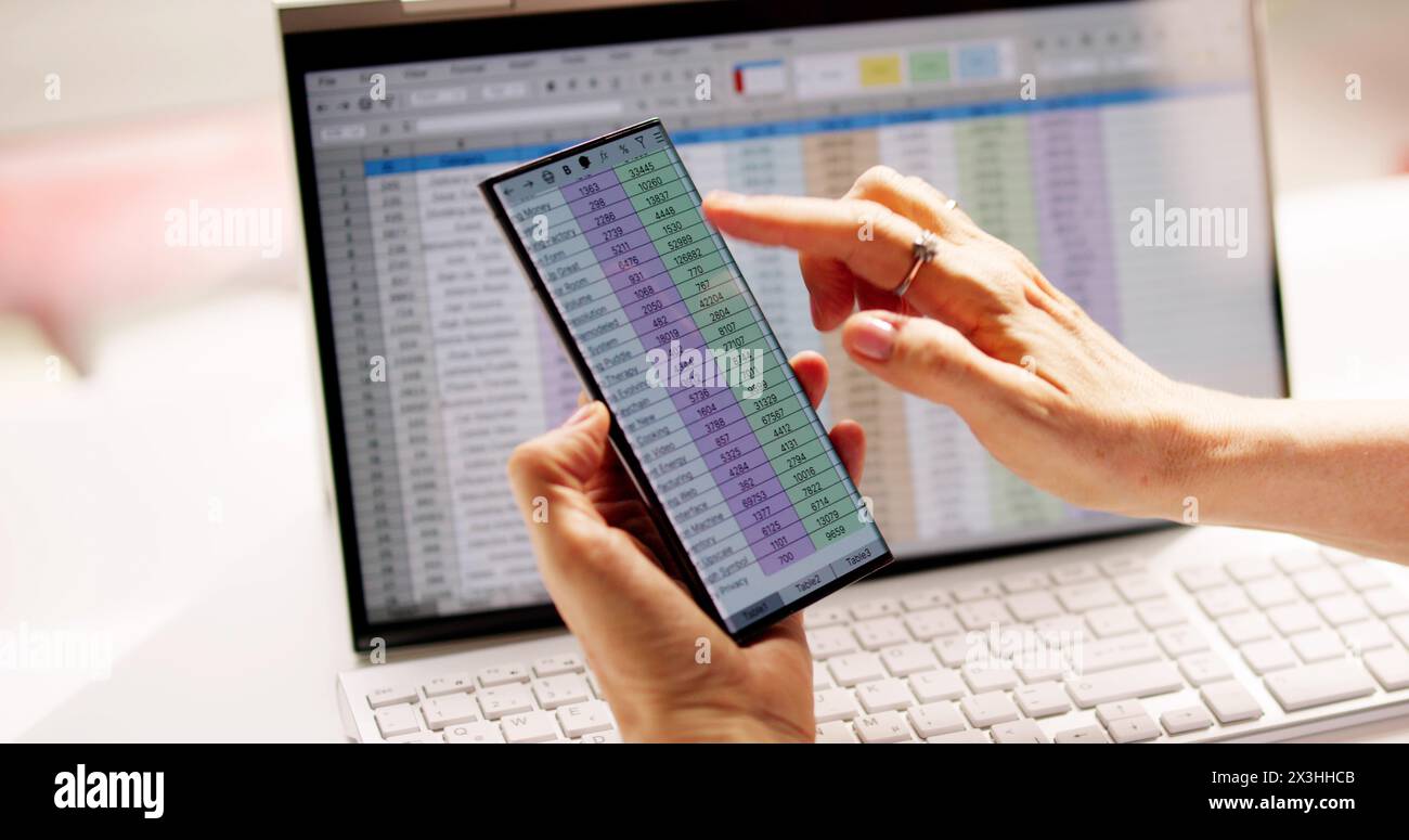 Analyste de données de feuille de calcul utilisant un logiciel informatique sur téléphone Banque D'Images