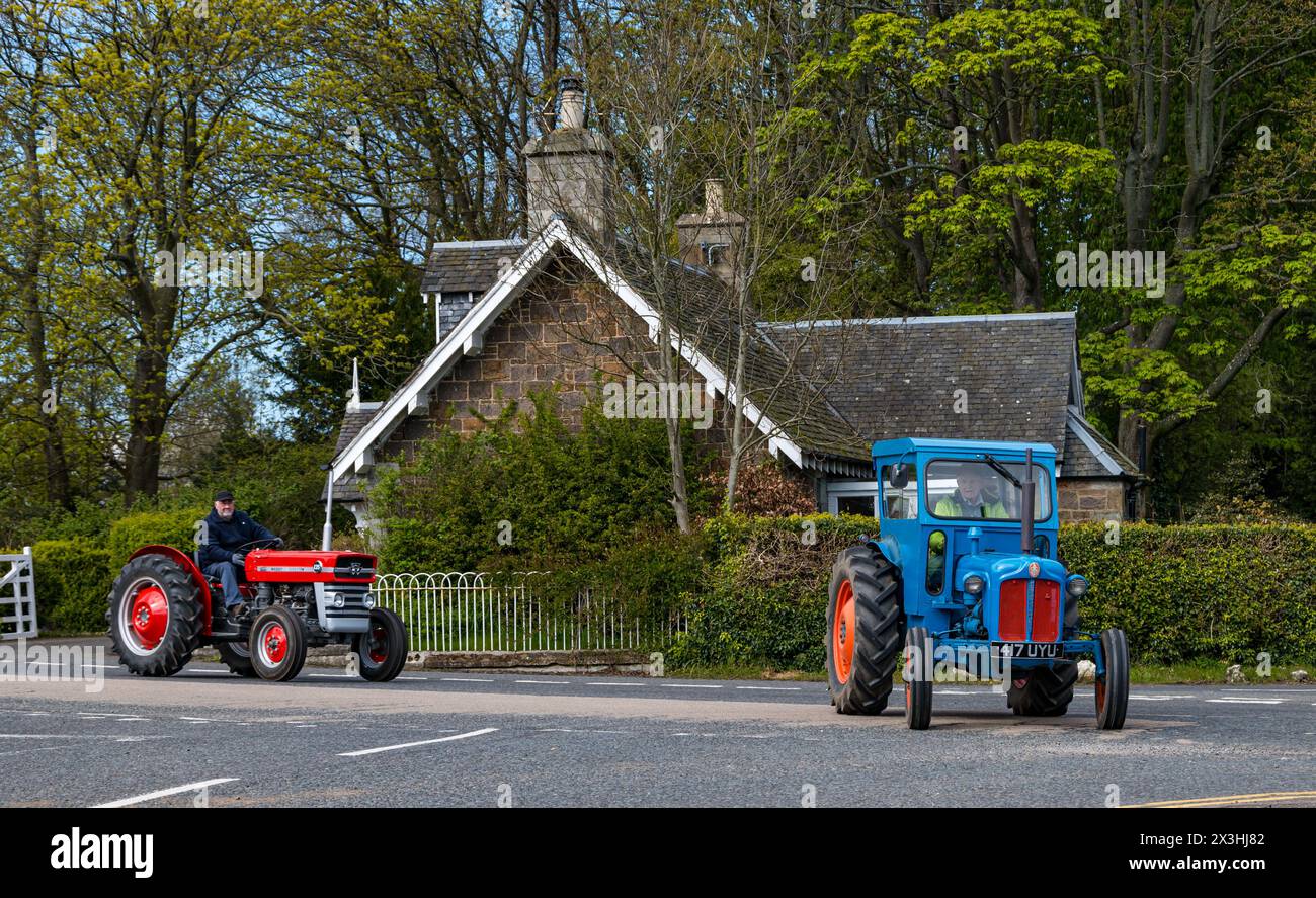 Drem, East Lothian, Écosse, Royaume-Uni, 27 avril 2024. East Lothian Ploughing Association Tractor Run : la deuxième année, cet événement a eu lieu pour recueillir des fonds pour la charité. Les tracteurs anciens et modernes y participent, freinant la circulation sur les routes plus fréquentées, ici vu conduire à travers le village de Drem. Crédit : Sally Anderson/Alamy Live News Banque D'Images