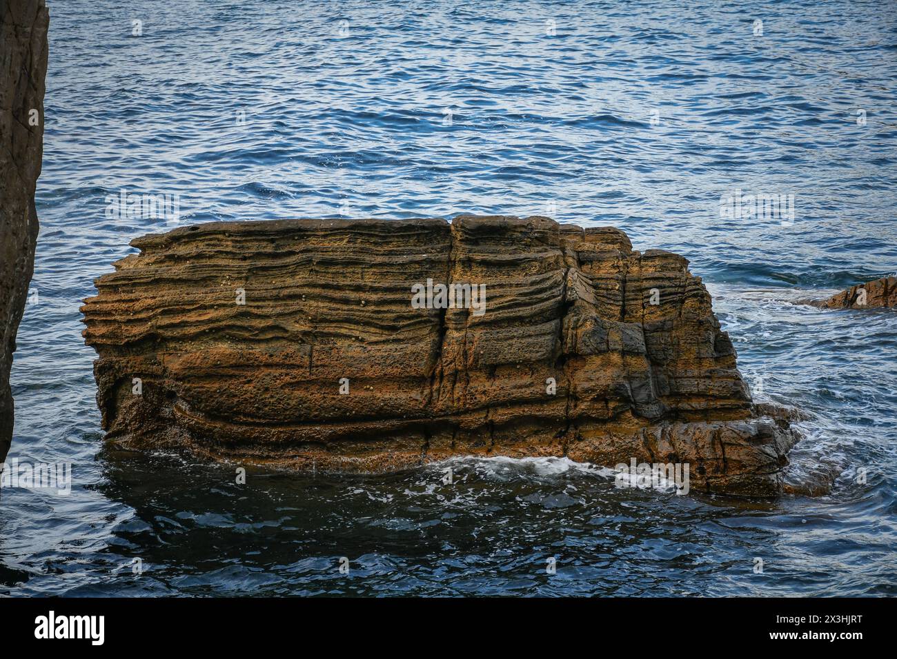 Gros rocher au milieu de la mer Banque D'Images