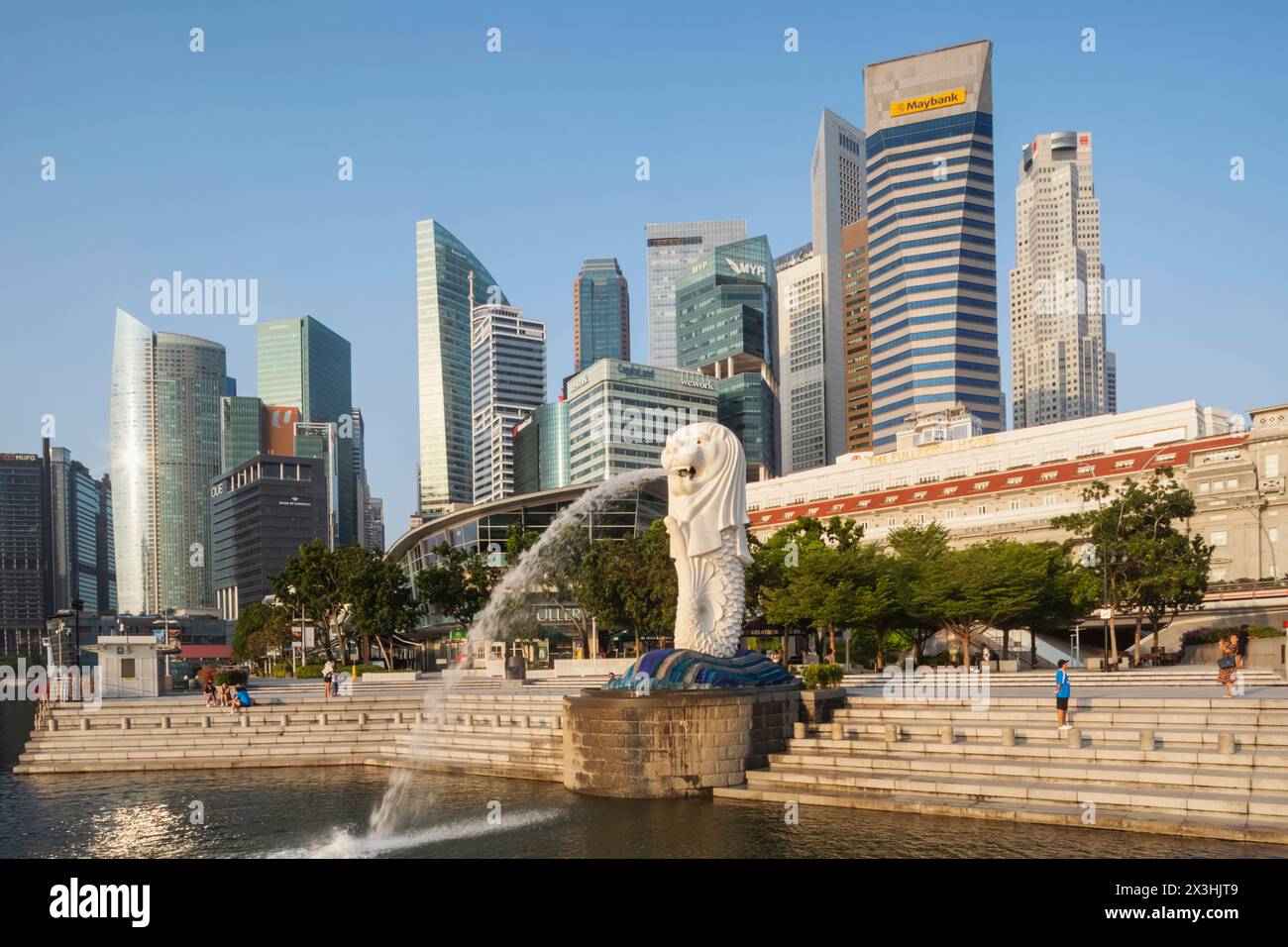 Asie, Singapour, la skyline du quartier des affaires et la statue de Merlion Banque D'Images
