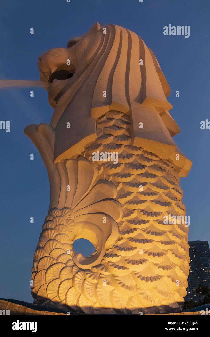 La statue de Merlion à Singapour illuminée la nuit. Banque D'Images