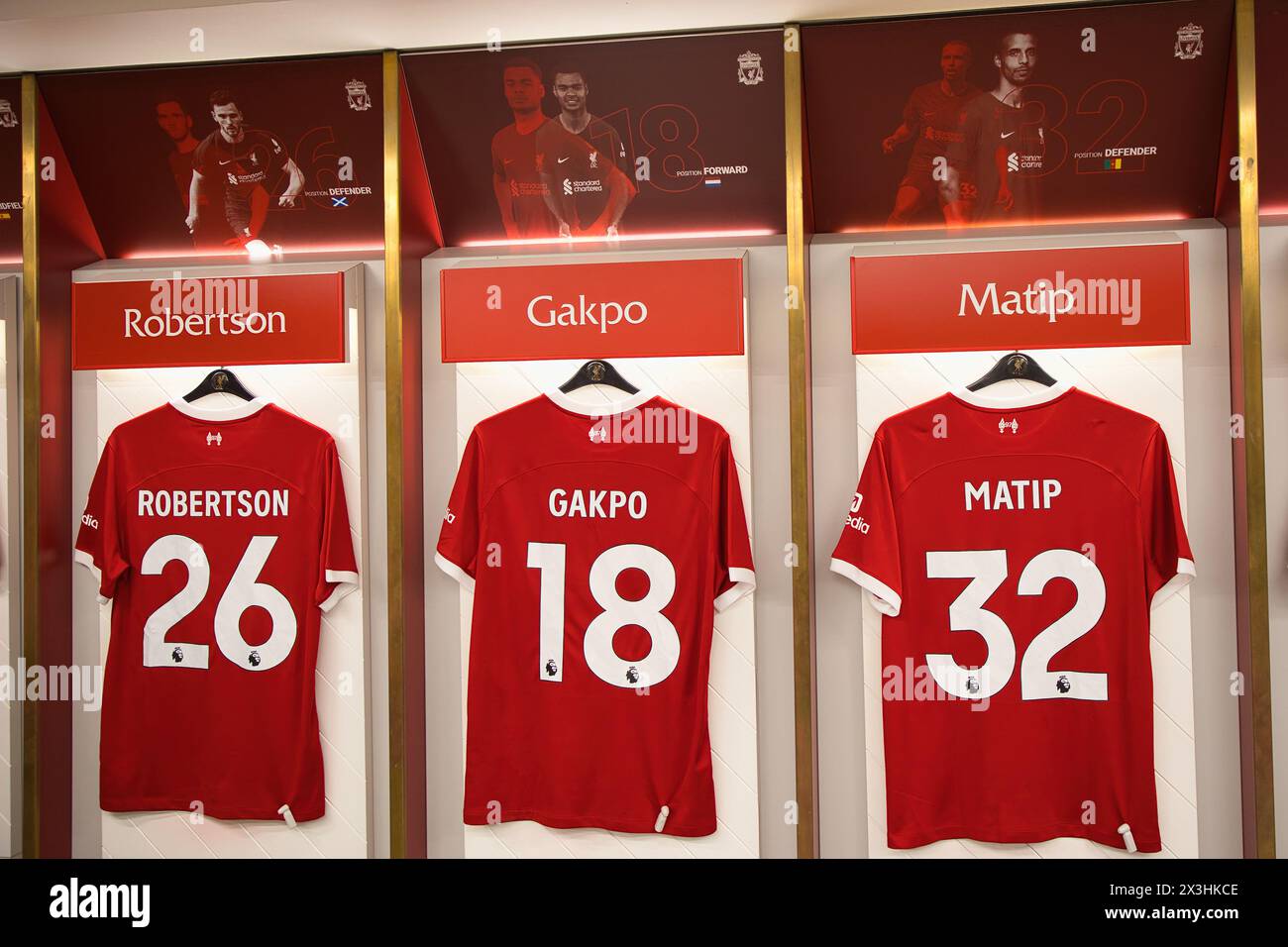 Angleterre, Liverpool - 29 décembre 2023 : maillots du Liverpool FC pour Andy Robertson, Cody Gakpo et Joel Matip. Banque D'Images