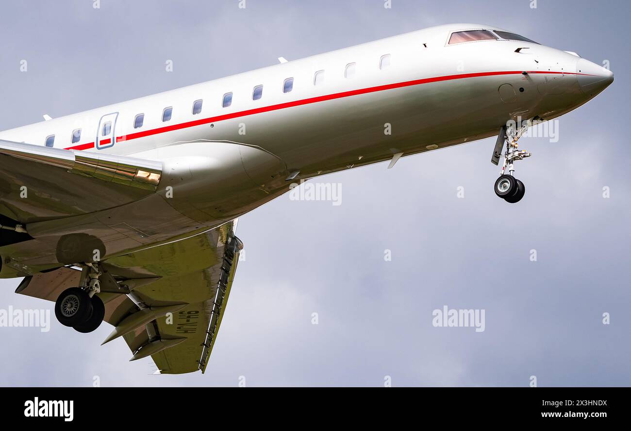 Hawarden, Flintshire, Royaume-Uni, samedi 27 avril 2024; un Bombardier Global 6000, immatriculé 9H-VJH, atterrit à l'aéroport de Hawarden, Flintshire, Royaume-Uni, en provenance de l'aéroport international de Los Angeles (LAX), transportant l'un des coprésidents de l'AFC de Wrexham, Rob McElhenney, avant le dernier match de la saison de football de ligue 2 2023-24 contre Stockport County, à l'hippodrome de Wrexham. Crédit JTW Aviation images / JTW Equine images / Alamy Live News. Banque D'Images