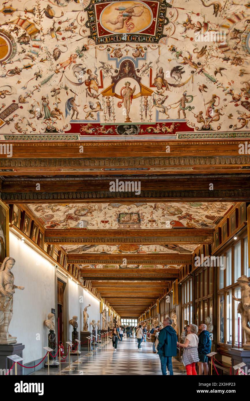 Florence, Italie - 05 avril 2024 : Corridoio di Levante (couloir est) dans la Galerie des Offices avec des plafonds ornés de fresques représentant des grotesques, avec des statues Banque D'Images