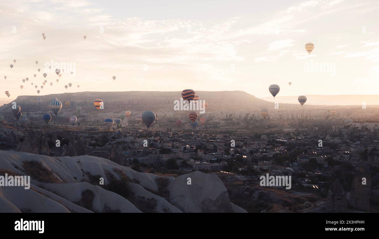 Hot Air Balloon voler au-dessus de la Cappadoce, Turquie Banque D'Images