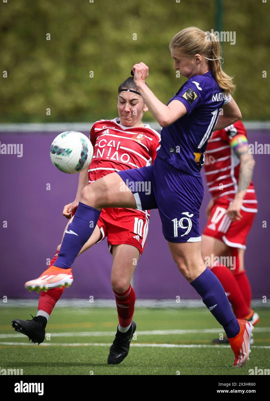 Bruxelles, Belgique. 27 avril 2024. Noemie Gelders de Standard Femina et Ludmila Matavkova de RSCA se battent pour le ballon lors d'un match de football entre KAA Gent Ladies et RSCA Women, samedi 27 avril 2024 à Bruxelles, le jour 6 du play-off Group A du championnat féminin de Super League. BELGA PHOTO VIRGINIE LEFOUR crédit : Belga News Agency/Alamy Live News Banque D'Images