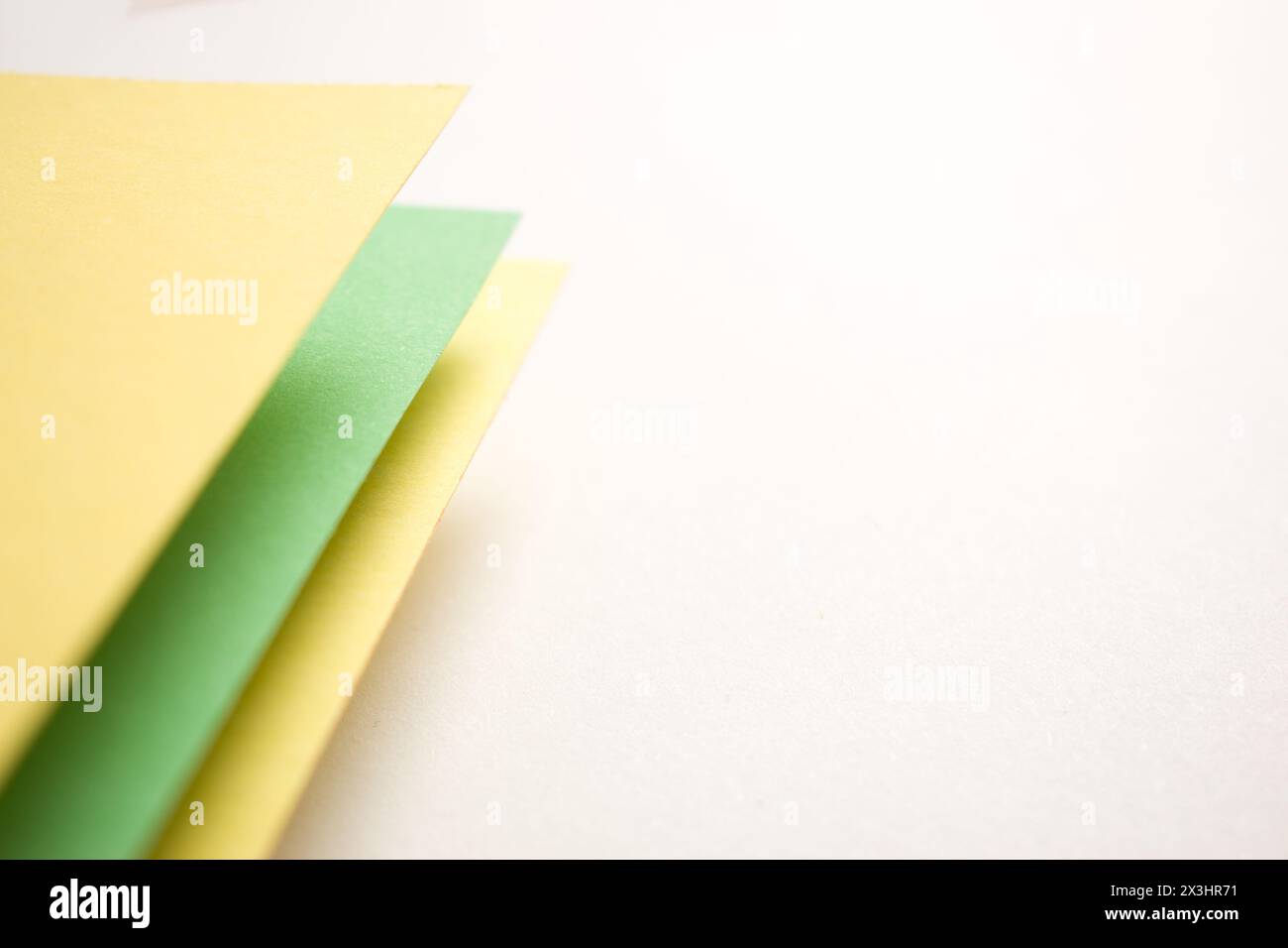 Gros plan abstrait géométrique 3D vert, jaune et blanc avec espace vide de copie, mise au point sélective Banque D'Images